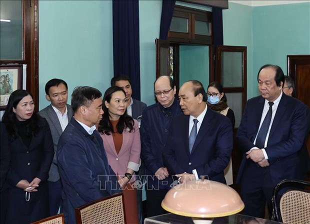 政府总理阮春福在67号房向胡志明主席敬香